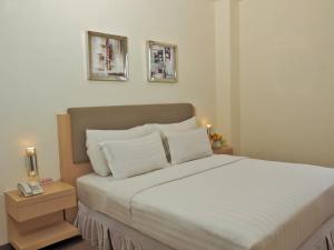 Tempat tidur dalam kamar di d'primahotel ITC Mangga Dua