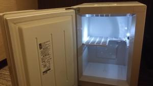 einen kleinen Kühlschrank mit offener Tür in der Unterkunft Hotel Onahama Hills in Iwaki