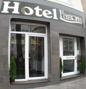 فندق فاموسا في دوسلدورف: متجر أمام الفندق به نافذتين