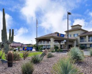 un hotel con un edificio con un cactus en Comfort Inn Fountain Hills - Scottsdale, en Fountain Hills