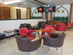 Posezení v ubytování d'primahotel Airport Jakarta 1
