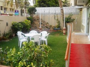 patio con mesa y sillas en Sunrise Guest House Multan, en Multán