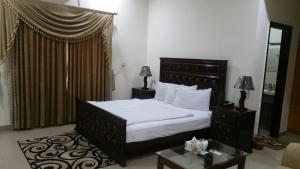 Un pat sau paturi într-o cameră la The First Hotel