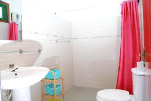 希卡杜瓦的住宿－THE KING APARTMENT，一间带水槽和卫生间的浴室