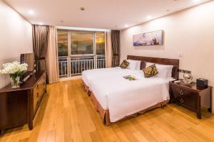 a hotel room with a large bed and a window at Green Court Residence Jinqiao Diamond Shanghai in Shanghai
