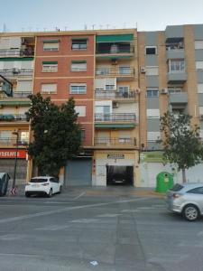 un estacionamiento frente a un gran edificio en Como en Casa, en Valencia