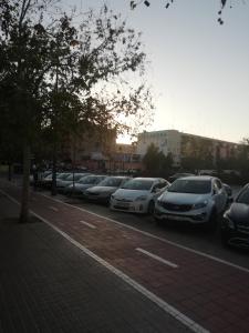 バレンシアにあるComo en Casaの駐車場に駐車した車の束