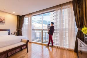 上海上海金桥钻石碧云苑服务公寓的把孩子抱在旅馆房间窗户上的男人 更多37张照片