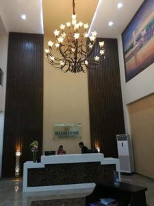 ShekhūpuraにあるSultan Grand Hotelのシャンデリアのあるロビー、フロントデスク