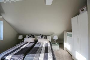 Time2Lounge في أوسنابروك: غرفة نوم مع سرير وخزانة بيضاء