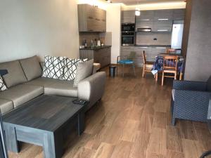 Kuchyň nebo kuchyňský kout v ubytování Premium apartment in Porta Batumi Tower