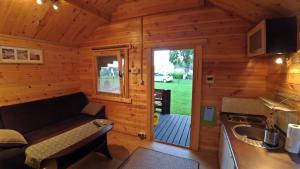 a living room of a log cabin with a couch at 3 Dęby in Jarosławiec