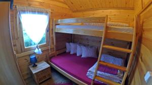 a bedroom with bunk beds in a wooden cabin at 3 Dęby in Jarosławiec