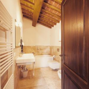 A bathroom at Agriturismo Borgo tra gli Olivi