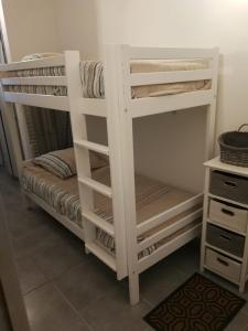 エンプリアブラバにあるParaiso Mar y Solの二段ベッド2組が備わる客室です。