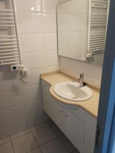 エンプリアブラバにあるParaiso Mar y Solのバスルーム(洗面台、鏡付)