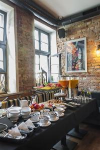 uma mesa com tigelas e pratos de comida em Liberum Residence Old Town em Gdansk
