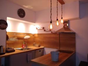 uma cozinha com um lavatório e um balcão com luzes em Апартамент "Скален венец" em Veliko Tarnovo