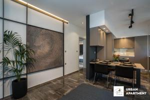 uma cozinha e sala de jantar com mesa e cadeiras em Nikis Dream Luxury Apartments em Chania