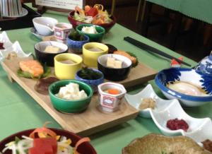 una tavola ricoperta di ciotole e piatti di alimenti di Gingetsu a Shimo-suwa