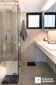 y baño con ducha y lavamanos. en Nikis Dream Luxury Apartments en La Canea