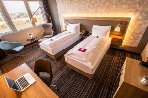 Un pat sau paturi într-o cameră la Leoso Hotel Leverkusen