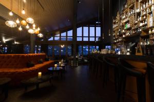 Setustofa eða bar á HUUS Gstaad