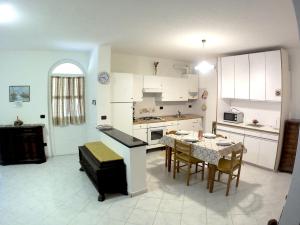 - une cuisine et une salle à manger avec une table et des chaises dans l'établissement Come a casa, à Deiva Marina