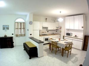 A kitchen or kitchenette at Come a casa