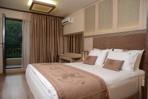 A bed or beds in a room at Argisht Partez Hotel ALL INCLUSIVE and beach Még 37 kép
