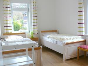 1 Schlafzimmer mit 2 Betten und einem Fenster in der Unterkunft Ferienwohnung Siegers in Bad Harzburg