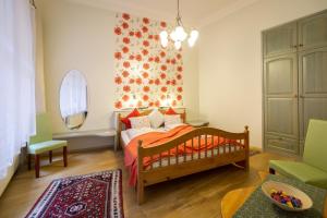 una piccola camera con letto e specchio di Jewel In Buda Apartment a Budapest