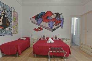 1 dormitorio con 2 camas y un mural en la pared en Afea Art & Rooms en Palermo