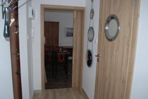 une porte menant à une chambre avec une table dans l'établissement Apartament Morski, à Hel