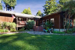 Afbeelding uit fotogalerij van Fort Bragg Farmhouse in Fort Bragg