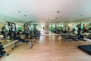 una palestra con tapis roulant e macchine ellittiche di Marrakesh Huahin 1bedroom with seaview 148 a Hua Hin