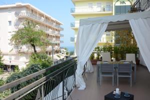 un balcón de un hotel con mesa y sillas en Graziella Residence, en Gabicce Mare