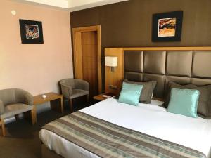 Postel nebo postele na pokoji v ubytování Efeler Hotel