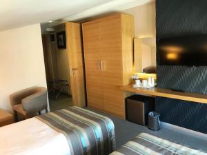 Postel nebo postele na pokoji v ubytování Efeler Hotel