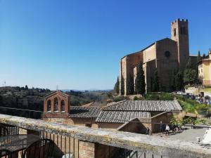vistas a una ciudad con iglesia y edificios en Albergo Bernini, en Siena