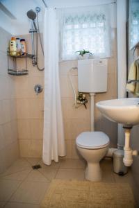 un bagno con un water e un lavandino di מטיילים בגליל העליון a Kiryat Shmona