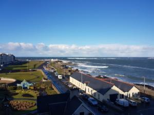 una vista aerea di una città e dell'oceano di Atlantic views top floor a Portrush
