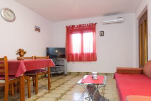 een woonkamer met een tafel en een bank bij Neda in Punat