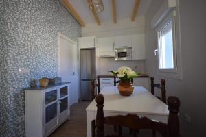 A kitchen or kitchenette at Catapeixe Holiday Apartments