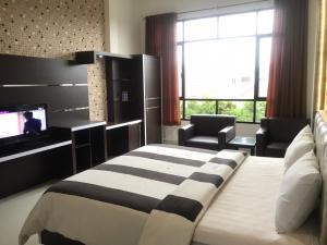 Tempat tidur dalam kamar di Hotel Harmony In & Karaoke