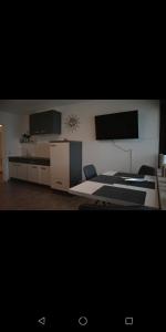 バート・ハルツブルクにあるFerienwohnung Ohannaのベッド2台、壁掛けテレビが備わる客室です。