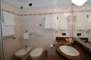 Ένα μπάνιο στο Hotel Daniela +124 φωτογραφίες