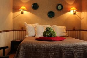 a bedroom with a bed with a cactus on it at Hôtel Relais Monceau in Paris