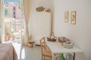 a white room with a table and a balcony at Primo Piano in Moneglia