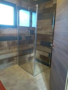 una ducha con puerta de cristal en un baño en Casa Vilallonga, en Villelongue-dels-Monts 13 fotos más